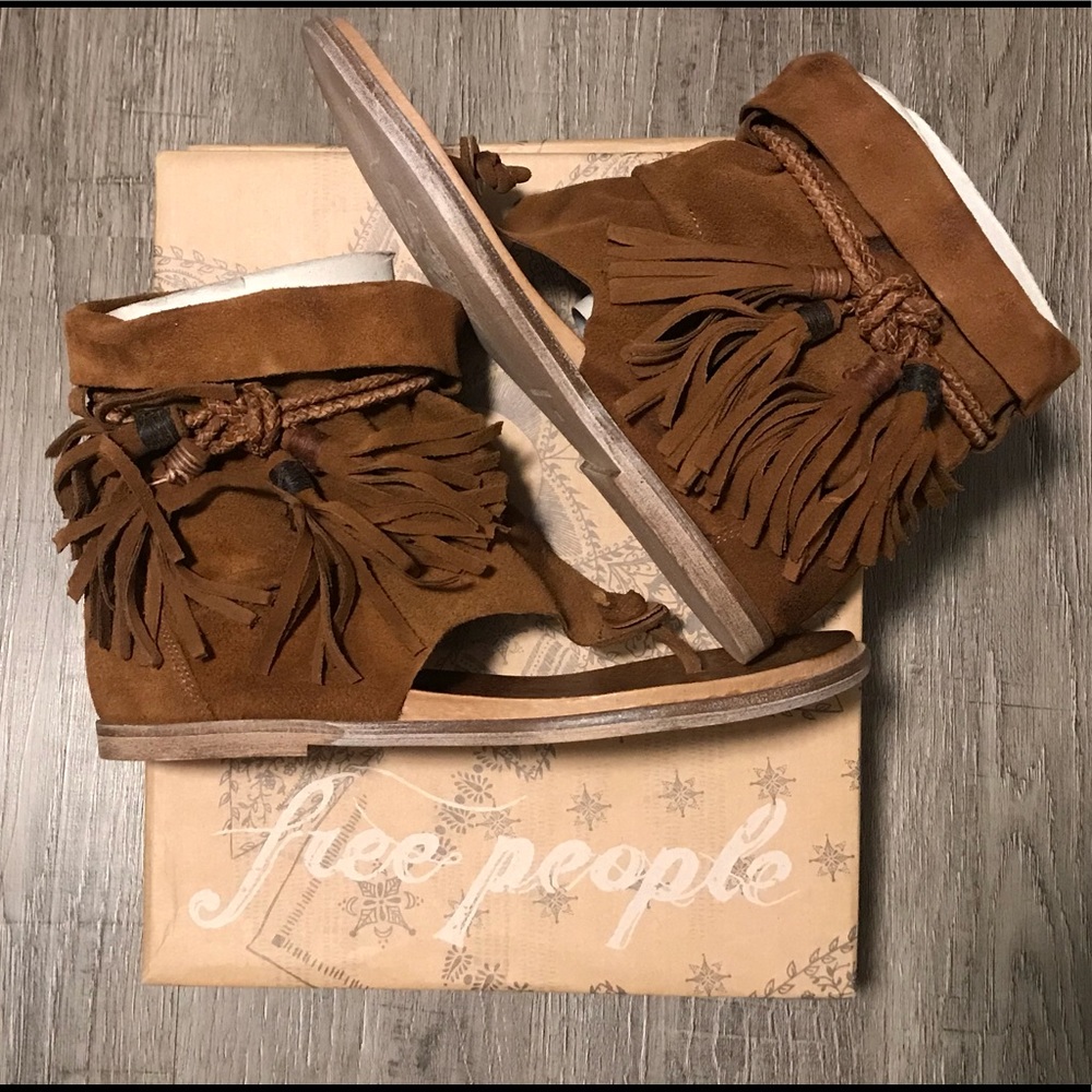 NIB FREE PEOPLE FRINGE SANDALS- SIZE 8